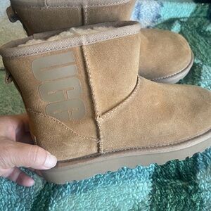 UGG CLASSIC MINI UGG RUBBER LOGO GRAPHIC CHESTNUT BOOT US size 5/ EU 36/ UK 3!